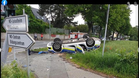 Verkehrsunfall in Worms: Polizeiauto liegt auf dem Dach
