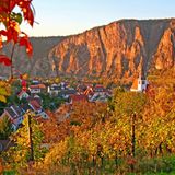 Nun geht es in den Süden. Der kolossale Rotenfels scheint neugierig herüberzublicken auf seine kleineren Artgenossen aus aller Welt: Die haben sich, vom Künstlerpaar Kubach-Wilmsen zu Steinskulpturen veredelt, in einem Museum versammelt. Nicht nur die Bücher aus Marmor bergen Geschichten, die erst im Kopf lebendig werden. Der ganze Ort lässt die Fantasie erblühen. Romantik pur.