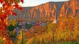 Nun geht es in den Süden. Der kolossale Rotenfels scheint neugierig herüberzublicken auf seine kleineren Artgenossen aus aller Welt: Die haben sich, vom Künstlerpaar Kubach-Wilmsen zu Steinskulpturen veredelt, in einem Museum versammelt. Nicht nur die Bücher aus Marmor bergen Geschichten, die erst im Kopf lebendig werden. Der ganze Ort lässt die Fantasie erblühen. Romantik pur.