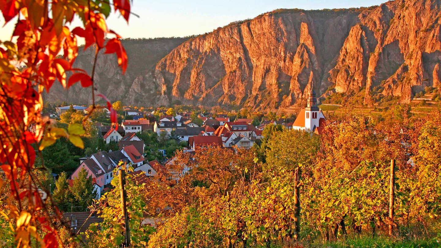 Bad Münster / Stein - Sprechende Steine Nun geht es in den Süden. Der kolossale Rotenfels scheint neugierig herüberzublicken auf seine kleineren Artgenossen aus aller Welt: Die haben sich, vom Künstlerpaar Kubach-Wilmsen zu Steinskulpturen veredelt, in einem Museum versammelt. Nicht nur die Bücher aus Marmor bergen Geschichten, die erst im Kopf lebendig werden. Der ganze Ort lässt die Fantasie erblühen. Romantik pur.