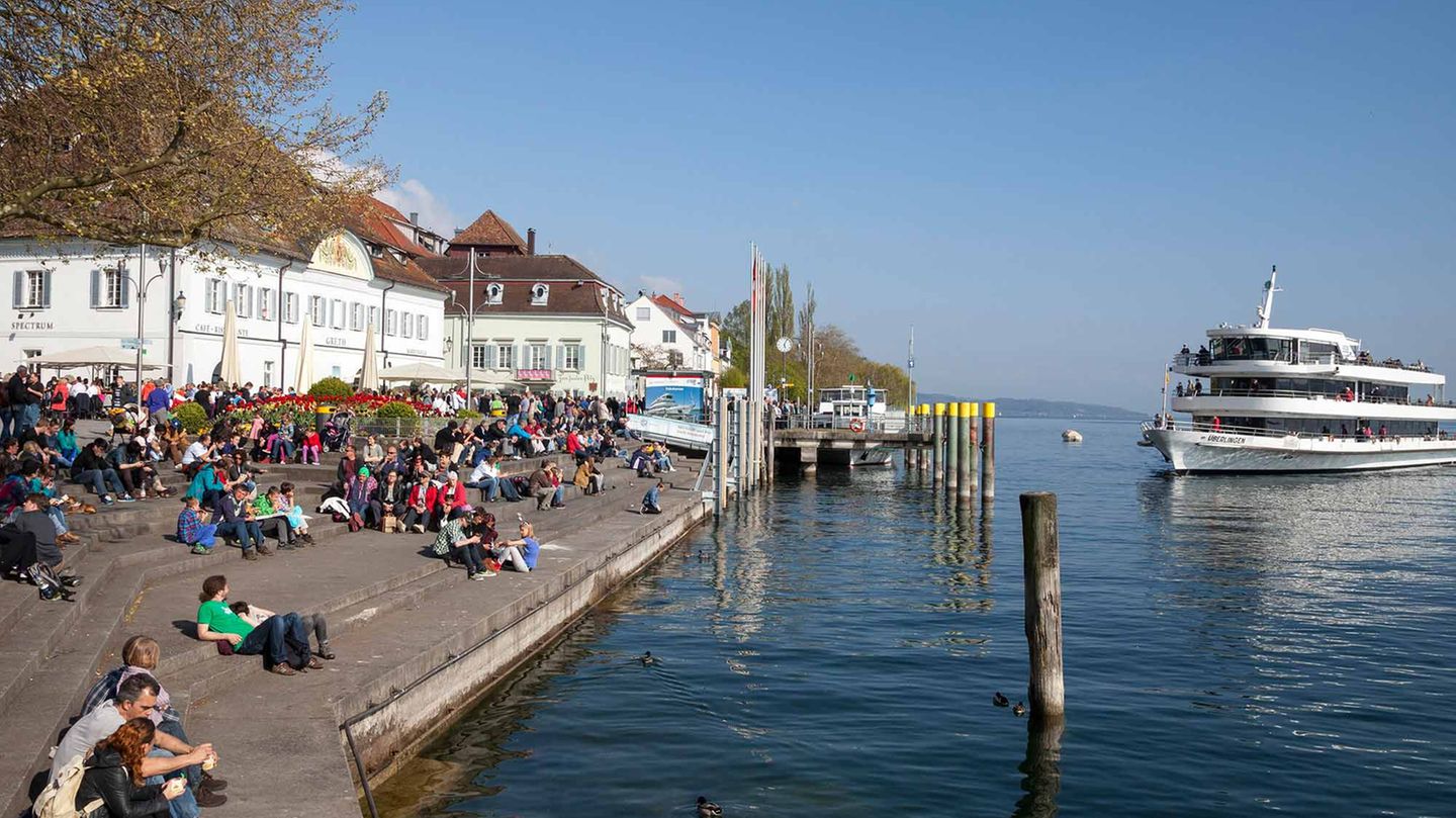 Bodensee - Ein Hauch von Italien Der Ausblick macht still: ringsum der Wein, vor einem der Weißburgunder, eiskübelkühl perlend. Über den Bodensee ziehen Segelboote, der leise Wind weht über sie hinweg ins Schweizer Hügelland. Man horcht: kein Auto, nur Vögel. Von der Terrasse des Weinguts Aufricht zum Seeufer geht der Blick über Rebland. Kaum zu glauben: Dies ist nicht Italien.