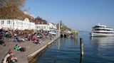 Der Ausblick macht still: ringsum der Wein, vor einem der Weißburgunder, eiskübelkühl perlend. Über den Bodensee ziehen Segelboote, der leise Wind weht über sie hinweg ins Schweizer Hügelland. Man horcht: kein Auto, nur Vögel. Von der Terrasse des Weinguts Aufricht zum Seeufer geht der Blick über Rebland. Kaum zu glauben: Dies ist nicht Italien.
