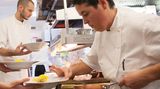 Kurz hinter dem "Hotel Restaurant Hirschen", wo Douce Steiner – die einzige Zwei-Sterne-Köchin Deutschlands – regiert, endet die Straße, und man ist mitten im Schwarzwald. Für Gourmets ist Sulzburg ein Wallfahrtsort. Wer trunken von seiner Anbetung den Heimweg nicht findet, bleibt über Nacht. Dazu braucht man nur die Straße zu überqueren, muss ja nicht gleich auf den Knien sein.