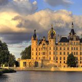 Wenn’s um Urlaub in Meck-Pomm geht, heißt es: Du musst auf die Seenplatte, die Müritz, du weißt schon, zweitgrößter See Deutschlands! Das ist ungerecht. Nehmen Sie doch mal den viertgrößten, den Schweriner See. Boot fahren, Körper und Seele entspannen, und rundherum sind noch mehr Seen und Schlösser und Fischotter und Eisvögel und … Ferien, wie von Ali Mitgutsch gezeichnet.