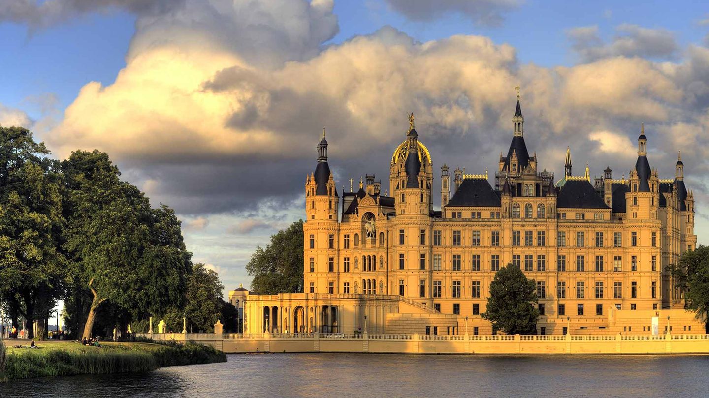 Schweriner See - Stadt, Land, Traumschloss Wenn’s um Urlaub in Meck-Pomm geht, heißt es: Du musst auf die Seenplatte, die Müritz, du weißt schon, zweitgrößter See Deutschlands! Das ist ungerecht. Nehmen Sie doch mal den viertgrößten, den Schweriner See. Boot fahren, Körper und Seele entspannen, und rundherum sind noch mehr Seen und Schlösser und Fischotter und Eisvögel und … Ferien, wie von Ali Mitgutsch gezeichnet.