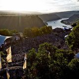 Zwei deutsche Mythen treffen aufeinander, und beide haben etwas mit Liedern zu tun: die Loreley, jener 132 Meter aufragende Felsen am Rhein, besungen von Heinrich Heine ("Ich weiß nicht, was soll es bedeuten"), und der Rockpalast, jene öffentlich-rechtliche Musikshow, die seit Jahrzehnten Konzerte ans Sofa liefert. In den 80er Jahren spielten auf der Freilichtbühne herausragende Künstler wie Joe Cocker, BAP, U2 und Rory Gallagher; heute noch trägt der Ort Spuren dieser Auftritte in sich. Einmal sollte man dabei gewesen sein, wenn "der Gipfel des Berges funkelt im Abendsonnenschein" (Heine), auch wenn längst nicht mehr alle Bands weltberühmt und aufregend sind.