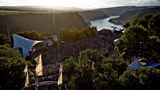 Zwei deutsche Mythen treffen aufeinander, und beide haben etwas mit Liedern zu tun: die Loreley, jener 132 Meter aufragende Felsen am Rhein, besungen von Heinrich Heine ("Ich weiß nicht, was soll es bedeuten"), und der Rockpalast, jene öffentlich-rechtliche Musikshow, die seit Jahrzehnten Konzerte ans Sofa liefert. In den 80er Jahren spielten auf der Freilichtbühne herausragende Künstler wie Joe Cocker, BAP, U2 und Rory Gallagher; heute noch trägt der Ort Spuren dieser Auftritte in sich. Einmal sollte man dabei gewesen sein, wenn "der Gipfel des Berges funkelt im Abendsonnenschein" (Heine), auch wenn längst nicht mehr alle Bands weltberühmt und aufregend sind.