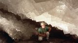 Merkers - Abenteuer unter Tage  Im Erlebnisbergwerk Merkers sitzen die Besucher, verpackt in Bergmannskittel und Helm, auf Pritschenwagen, die in 500 bis 800 Meter Tiefe mit Tempo 30 bis 35 durch ein Labyrinth brettern. In den Engen der Stollen, die einst dem Salzabbau dienten, fühlt es sich verdammt schnell an. Und einem Nazi-Schatz kann man auch hinterherspüren: Im "Goldraum“"lagerten bis Kriegsende die Goldreserven der Reichsbank.
