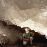 Merkers - Abenteuer unter Tage  Im Erlebnisbergwerk Merkers sitzen die Besucher, verpackt in Bergmannskittel und Helm, auf Pritschenwagen, die in 500 bis 800 Meter Tiefe mit Tempo 30 bis 35 durch ein Labyrinth brettern. In den Engen der Stollen, die einst dem Salzabbau dienten, fühlt es sich verdammt schnell an. Und einem Nazi-Schatz kann man auch hinterherspüren: Im "Goldraum“"lagerten bis Kriegsende die Goldreserven der Reichsbank.