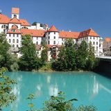Nicht einfach zu finden, der Aufstieg: Gegenüber der Füssener Altstadt geht’s gleich neben der Landstraße Richtung Österreich ab ins Gebüsch. Ein steiler Kreuzweg führt den 933 Meter hohen Kalvarienberg hinauf. Vom Gipfel hat man ein einmaliges Rundumpanorama über Alpen und Alpenvorland, die gemusterten Dächer der Füssener Altstadt und Neuschwanstein. Sicher der schönste Ort, um das Märchenschloss samt Kulisse zu bestaunen. König Ludwig II. Wusste das – er ging oft bei der Karfreitagsprozession mit.