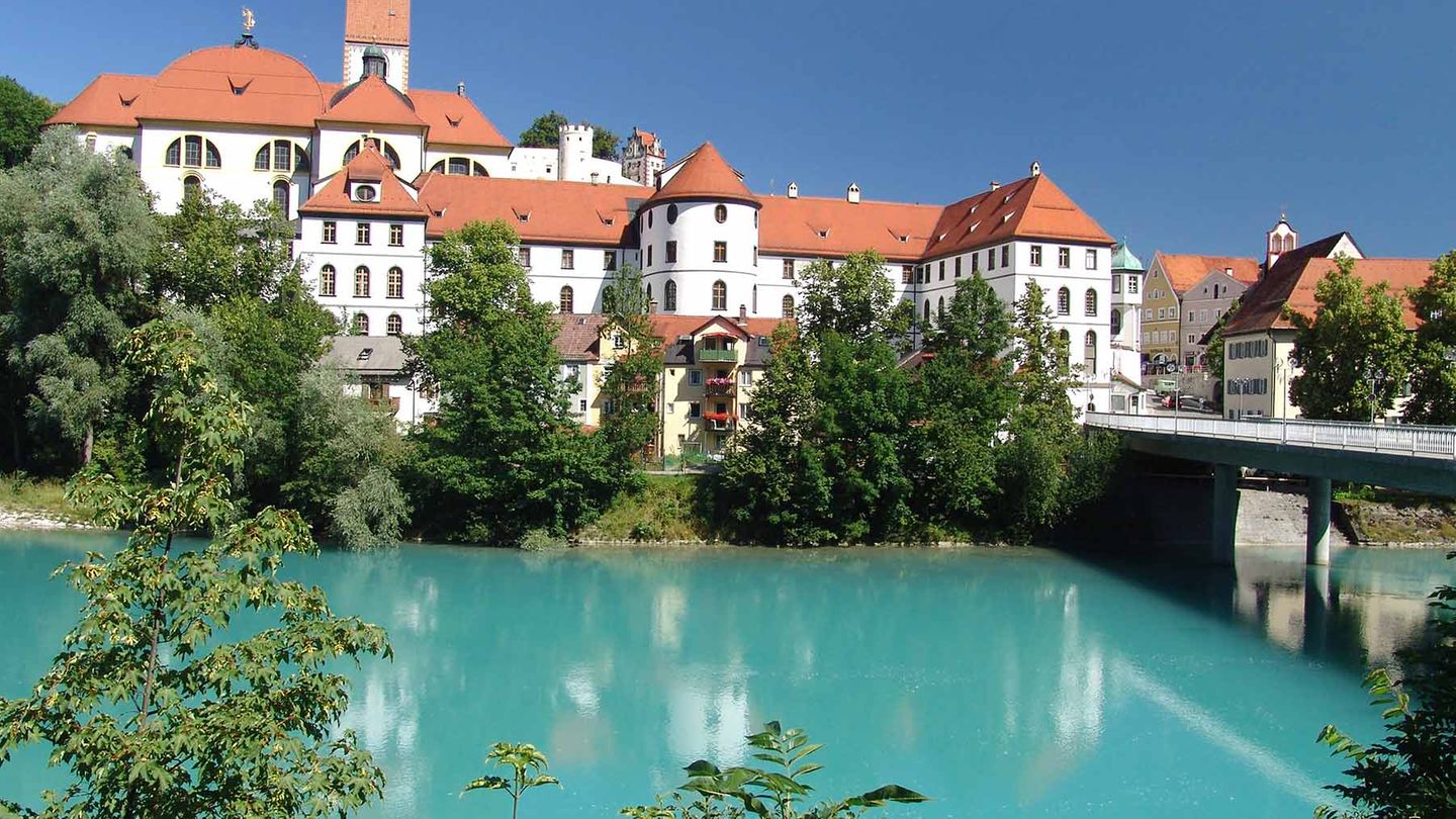 Füssen - Kreuzweg des Märchenkönigs Nicht einfach zu finden, der Aufstieg: Gegenüber der Füssener Altstadt geht’s gleich neben der Landstraße Richtung Österreich ab ins Gebüsch. Ein steiler Kreuzweg führt den 933 Meter hohen Kalvarienberg hinauf. Vom Gipfel hat man ein einmaliges Rundumpanorama über Alpen und Alpenvorland, die gemusterten Dächer der Füssener Altstadt und Neuschwanstein. Sicher der schönste Ort, um das Märchenschloss samt Kulisse zu bestaunen. König Ludwig II. Wusste das – er ging oft bei der Karfreitagsprozession mit.