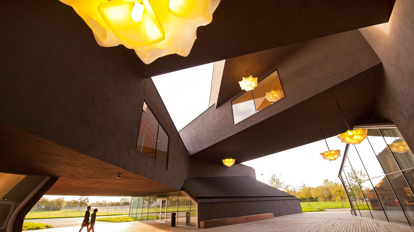 Weil am Rhein - Häuser wie Freunde Wer ganz tief in den Süden des Landes reist, erlebt viele tolle Häuser auf wenig Raum: Der Möbelhersteller Vitra hat auf seinem Firmengelände Gebäude von Architekten-Stars versammelt. Mit dabei: Zaha Hadid, Herzog & de Meuron (Bild) und Frank Gehry. Die Bauten, Ausdrücke sehr großer Egos, fügen sich zusammen, als seien sie gute Freunde.