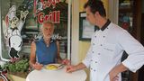 Das Leben nimmt manchmal schon eigenartige Wendungen. Früher war Raimund Ostendorp Koch im Drei-Sterne-Restaurant. Seit Jahren führt er seine Imbissbude, die wohl beste Deutschlands. Ohne Schnickschnack. Pommes kosten 1,70, die Currywurst 2,40 Euro. Die Leute kommen vor allem wegen der Wurst – immer frisch vom Metzger. Bei Ostendorp gibt es aber auch Burger, Schnitzel und Salate.  www.profi-grill.de