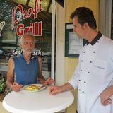 Das Leben nimmt manchmal schon eigenartige Wendungen. Früher war Raimund Ostendorp Koch im Drei-Sterne-Restaurant. Seit Jahren führt er seine Imbissbude, die wohl beste Deutschlands. Ohne Schnickschnack. Pommes kosten 1,70, die Currywurst 2,40 Euro. Die Leute kommen vor allem wegen der Wurst – immer frisch vom Metzger. Bei Ostendorp gibt es aber auch Burger, Schnitzel und Salate.  www.profi-grill.de