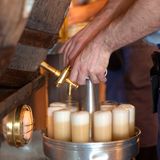 Köln - So heiter  Glas an Glas, Tisch an Tisch, klassen- und schrankenlos ausschweifend, so ist es am Rhein. Niemand sterbe, ohne einmal im Brauhaus "Päffgen" gezecht zu haben, im Epizentrum der Heiterkeit. Man bestellt kein Bier, man wird versorgt mit, zack, Kölsch Nr. 1. Geht das zur Neige, steht, zack, Kölsch Nr. 2 da und so weiter. Selbst Kieler werden hier rasch Kölner.