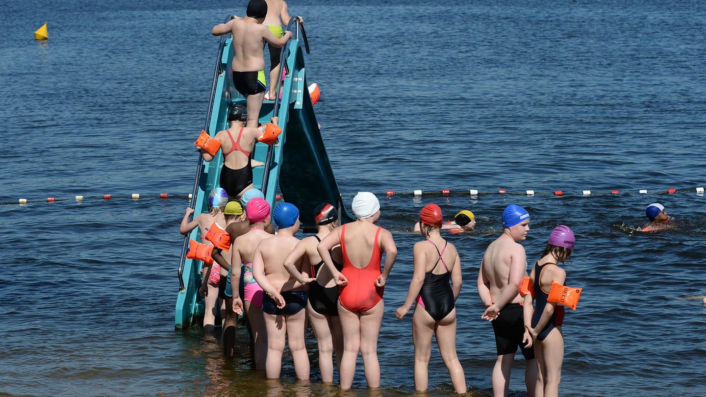 Potsdam - Seen-Sucht mit Strand Wenn es heiß wird, zieht es die Menschen in Potsdam ans Wasser, zum Beispiel an den Tiefen See (Bild). Dort kann man baden und vom Steg ins Wasser springen. Ruhiger geht es nebenan zu, am Heiligen See. Am Westufer verbrachte Friedrich Wilhelm II. Ende des 18. Jahrhunderts seine Sommermonate im Marmorpalais. Auf der Ostseite wohnen die Royals von heute: Günther Jauch, Wolfgang Joop, Friede Springer. In jeder Hinsicht unerreichbar, aber gucken darf man ja mal.