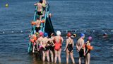 Wenn es heiß wird, zieht es die Menschen in Potsdam ans Wasser, zum Beispiel an den Tiefen See (Bild). Dort kann man baden und vom Steg ins Wasser springen. Ruhiger geht es nebenan zu, am Heiligen See. Am Westufer verbrachte Friedrich Wilhelm II. Ende des 18. Jahrhunderts seine Sommermonate im Marmorpalais. Auf der Ostseite wohnen die Royals von heute: Günther Jauch, Wolfgang Joop, Friede Springer. In jeder Hinsicht unerreichbar, aber gucken darf man ja mal.
