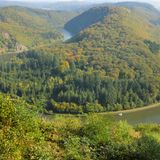 Auch wenn man den Ausblick schon auf vielen Fotos gesehen hat, wer selbst auf die enge Windung der Saar blickt, ist beeindruckt. Den schönsten Blick auf die Saarschleife bietet der Aussichtsturm des Baumwipfelpfades Saarschleife. Von hier aus hat man einen eindrucksvollen Ausblick auf das Naturschauspiel. Warum die Saar hier eine Schleife zieht, ist nicht ganz klar. Vermutet wird, dass es etwas mit der Beschaffenheit des Gesteins zu tun haben könnte.