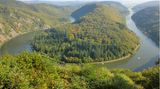 Auch wenn man den Ausblick schon auf vielen Fotos gesehen hat, wer selbst auf die enge Windung der Saar blickt, ist beeindruckt. Den schönsten Blick auf die Saarschleife bietet der Aussichtsturm des Baumwipfelpfades Saarschleife. Von hier aus hat man einen eindrucksvollen Ausblick auf das Naturschauspiel. Warum die Saar hier eine Schleife zieht, ist nicht ganz klar. Vermutet wird, dass es etwas mit der Beschaffenheit des Gesteins zu tun haben könnte.