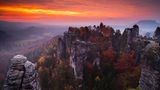 Ja, das ist ein Klassiker, aber trotzdem gut. Das Elbsandsteingebirge der Sächsischen Schweiz ist wirklich eindrucksvoll. Hier türmen sich auf engem Raum entlang der Elbe die Felsen zu eigenwilligen Gebilden. Entstanden ist das Elbesandsteingebirge durch Sandsteinerosionen in der Kreidezeit. Wandern durch die Felsformationen macht hier besonders viel Spaß. Elbaufwärts ziehen sich von Bad Schandau liebeswerte Dörfer, Schlösser und viele Freizeitangebote.