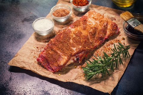 Mit wenigen Zutaten lässt sich Marinade selber machen