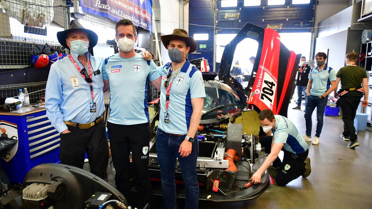 Nürburgring: Der amerikanische Milliardär, Regisseur, Drehbuchautor und Produzent James Glickenhaus hat in Italien seine eigene Scuderia aufgebaut und ist mit selbst konstruierten Autos seit 2011 beim 24 Stunden Rennen auf dem Nürburgring dabei. In der Mitte steht sein Rennfahrer Thomas Mutsch aus Bitburg, der Experte für den Nürburgring und rechts sein Sohn Jesse Cameron Glickenhaus. Der amerikanische Milliardär, Regisseur, Drehbuchautor und Produzent James Glickenhaus hat in Italien seine eigene Scuderia aufgebaut und ist mit selbst konstruierten Autos seit 2011 beim 24 Stunden Rennen auf dem Nürburgring dabei. In der Mitte steht sein Rennfahrer Thomas Mutsch aus Bitburg, der Experte für den Nürburgring und rechts sein Sohn Jesse Cameron Glickenhaus.