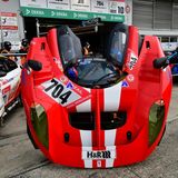 Vor der Box 10 in der Pit Lane geschehen letzte Vorbereitungen am SCG 004c von Glickenhaus Racing. Er startet in der Klasse SP-X.