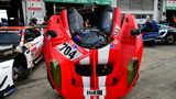 Vor der Box 10 in der Pit Lane geschehen letzte Vorbereitungen am SCG 004c von Glickenhaus Racing. Er startet in der Klasse SP-X.