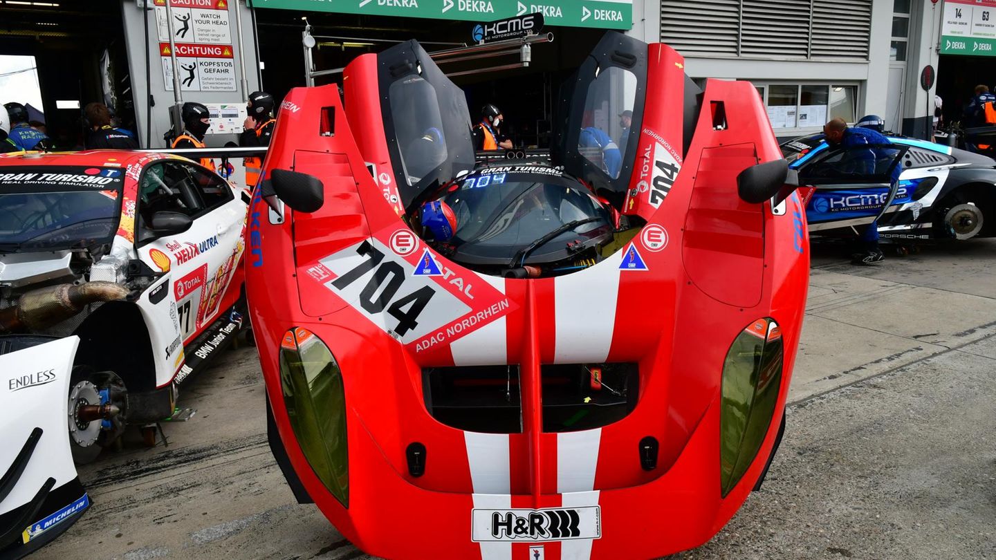 Vor der Box 10 in der Pit Lane geschehen letzte Vorbereitungen am SCG 004c von Glickenhaus Racing. Er startet in der Klasse SP-X.