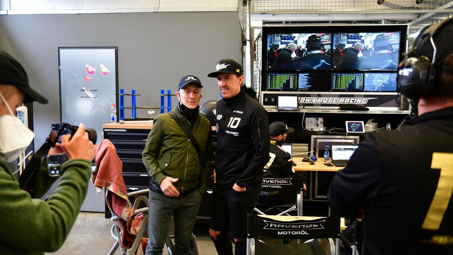 Die Autogrammfans kamen in die Box Nr. 12. Und machten ein Foto mit Max Kruse