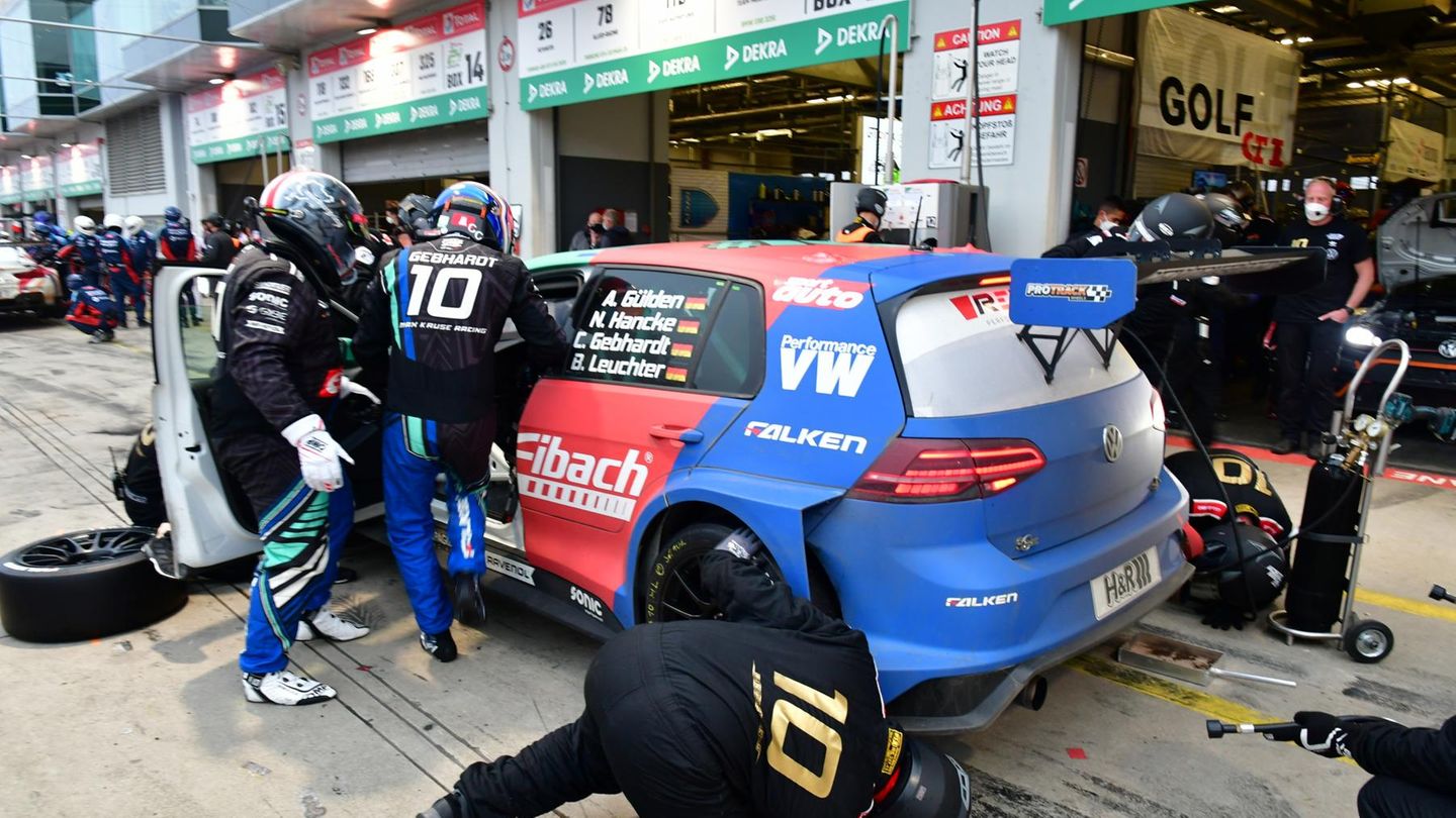 Fahrerwechsel in der Pit Lane vor Box Nr. 12.  Der Golf mit der Startnummer 10 und seine Fahrer: Benjamin Leuchter, Andreas Gülden, Christian Gebhardt und Nick Hancke. Das Rennteam holte in der SP T3 Klasse den 1. Platz und im Gesamttracking den Platz 36.