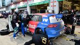 Fahrerwechsel in der Pit Lane vor Box Nr. 12.  Der Golf mit der Startnummer 10 und seine Fahrer: Benjamin Leuchter, Andreas Gülden, Christian Gebhardt und Nick Hancke. Das Rennteam holte in der SP T3 Klasse den 1. Platz und im Gesamttracking den Platz 36.