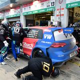 Fahrerwechsel in der Pit Lane vor Box Nr. 12.  Der Golf mit der Startnummer 10 und seine Fahrer: Benjamin Leuchter, Andreas Gülden, Christian Gebhardt und Nick Hancke. Das Rennteam holte in der SP T3 Klasse den 1. Platz und im Gesamttracking den Platz 36.