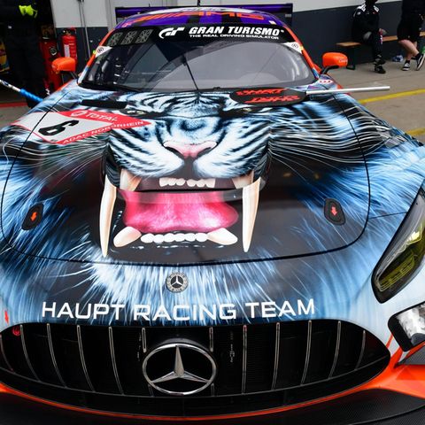 Ein Kunstwerk auf der Motorhaube des Mercedes-AMG GT3 vom Racingteam Haupt.