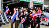 Teamfans der Toyota Mannschaft aus Thailand vor der Box.