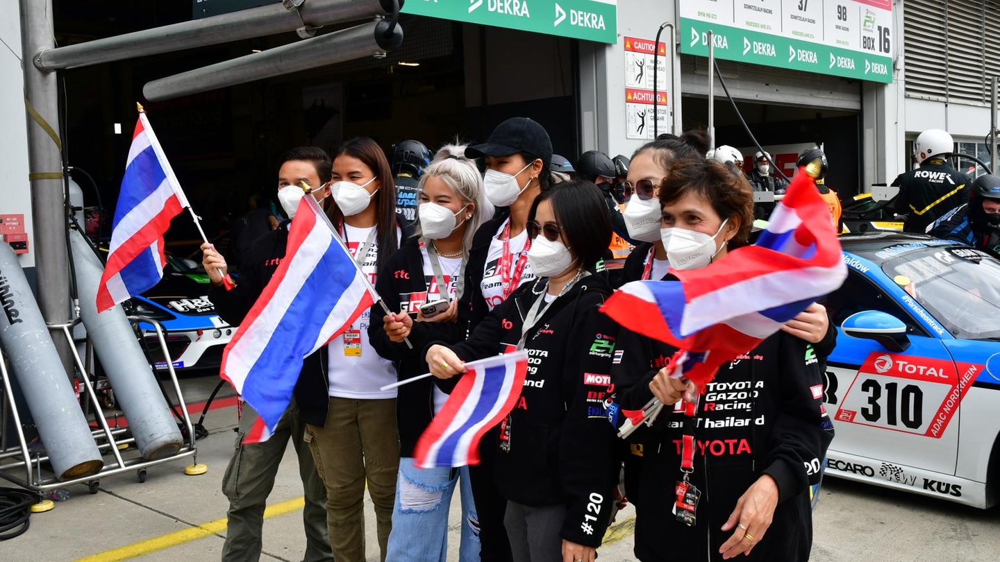Teamfans der Toyota Mannschaft aus Thailand vor der Box.