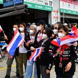 Teamfans der Toyota Mannschaft aus Thailand vor der Box.
