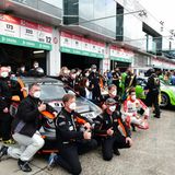 Vor Box Nr. 12 steht das Team von Nr.91 vom MSC Sinzing im ADAC in Klasse SP 3T  Auch hier wird ein Erinnerungsfoto vor dem Start gemacht.