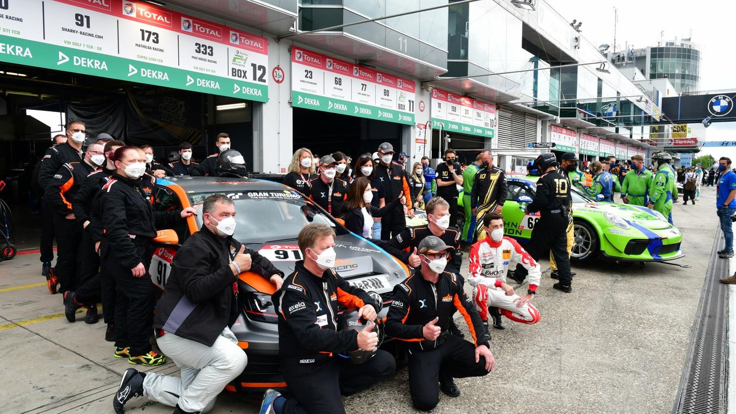 Vor Box Nr. 12 steht das Team von Nr.91 vom MSC Sinzing im ADAC in Klasse SP 3T  Auch hier wird ein Erinnerungsfoto vor dem Start gemacht.