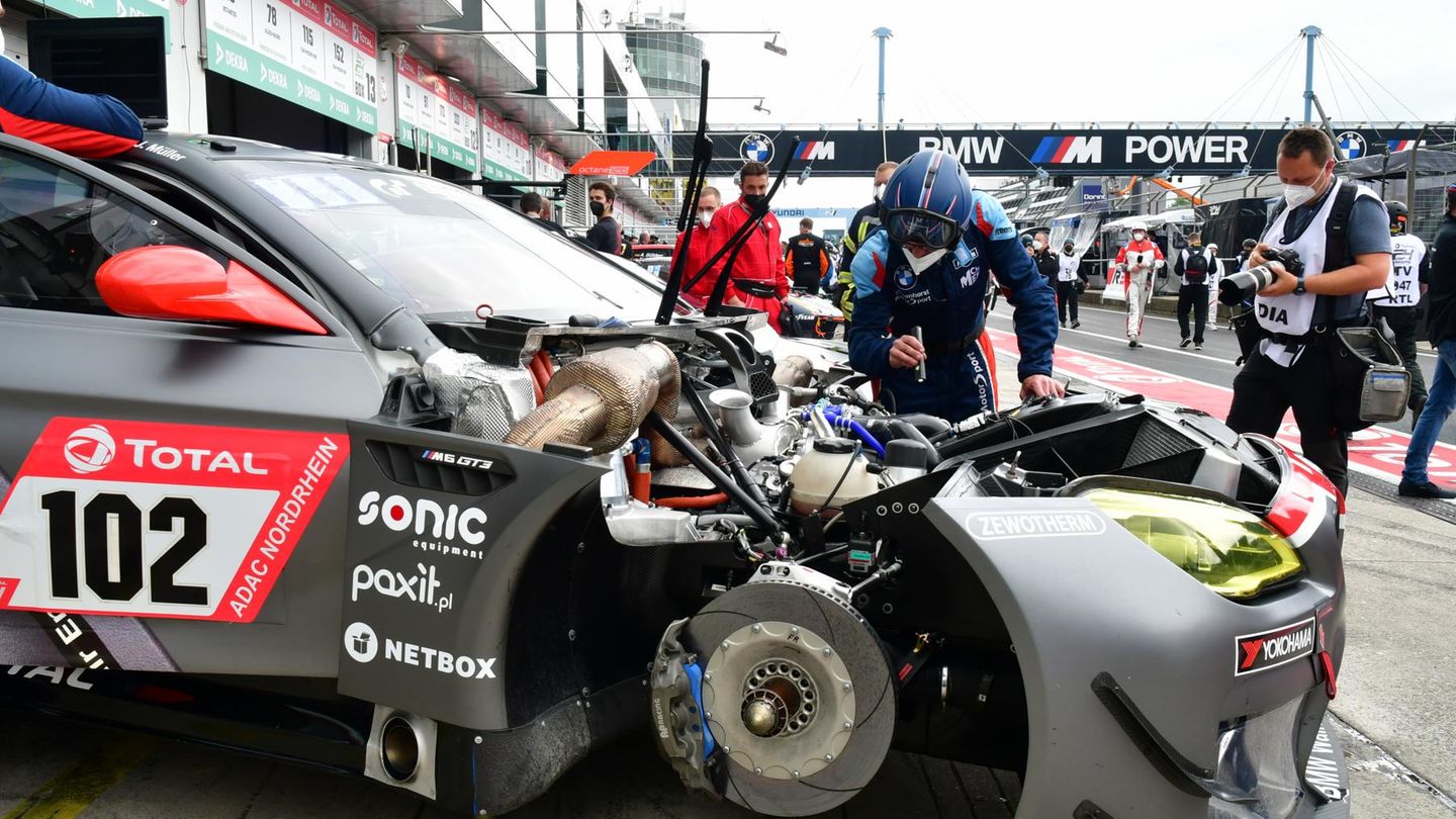 Startnummer 102 : ein BMW M6 GT3 von Walkenhorst Motorsport bei der letzten Prüfung vor dem Start.
