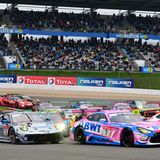 Die erste Kurve nach dem Start ist ein großes Spektakel. 72 weitere folgen auf der 25,378 km langen Rennstrecke.