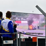 Der Porsche 991 GT 3 Cup mit Startnummer 69 geht im Bereich Hatzenbach in der zweiten Rennrunde in Flammen auf. Der Startfahrer Robin Chrzanowski springt aus dem Wagen, greift sich einen Feuerlöscher und bekämpft die Flammen. Dann eilen ihm Helfer zur Seite. Die Zuschauer können das Drama auf der Fernsehtafel verfolgen.