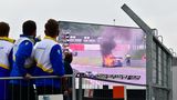 Der Porsche 991 GT 3 Cup mit Startnummer 69 geht im Bereich Hatzenbach in der zweiten Rennrunde in Flammen auf. Der Startfahrer Robin Chrzanowski springt aus dem Wagen, greift sich einen Feuerlöscher und bekämpft die Flammen. Dann eilen ihm Helfer zur Seite. Die Zuschauer können das Drama auf der Fernsehtafel verfolgen.
