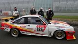 Das Kultauto des 24 Stunden Rennens: Dieser Opel Manta ist schon 20-mal im Rennen um den Nürburgring angetreten. Sein Fahrer der 74-jährige Hans-Olaf Beckmann war schon 40-mal dabei.