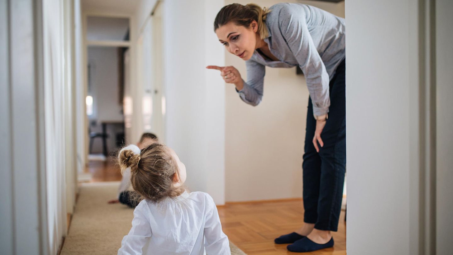 Mutter beugt sich zu Tochter runter und schüttelt den Zeigefinger