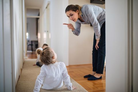 Mutter beugt sich zu Tochter runter und schüttelt den Zeigefinger