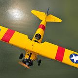 Eine Boeing Stearman fliegt über offenes Wasser