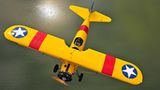 Eine Boeing Stearman fliegt über offenes Wasser