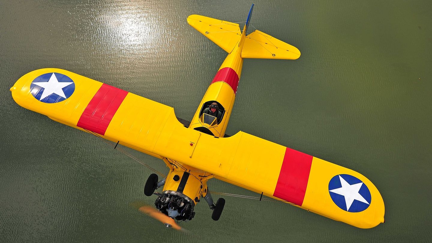 Usedom: Mit der Boeing Stearman über dem Strand Eine Boeing Stearman fliegt über offenes Wasser