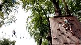 Im Waldhochseilgarten Jungfernheide in Berlin können Kinder ihre Kletterkünste trainieren